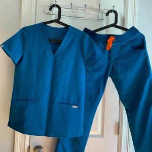 FIGS - Casma Three-Pocket Scrub Top and Kade Cargo Scrub Pants Women’s scrub set